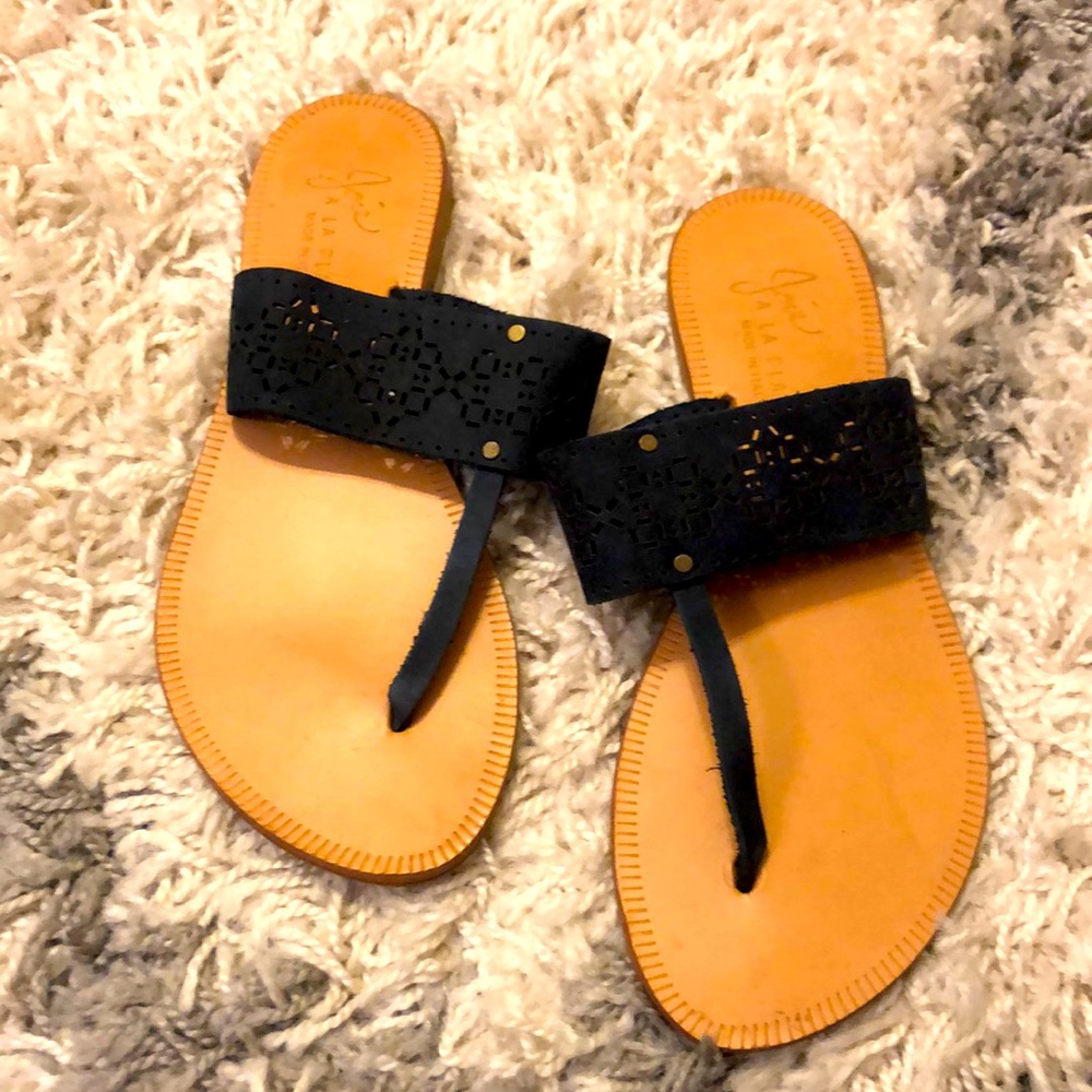 Black flat thong sandal